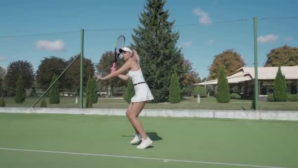 Pro Jogador Tênis Feminino Bate Bola Com Uma Raquete Jogo — Vídeo de Stock