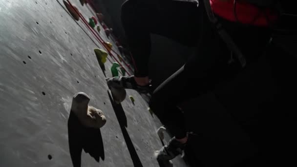 Żeński Profesjonalny Trening Wspinaczkowy Ściance Wspinaczkowej Ćwiczenie Wspinaczki Skalnej Schodzi — Wideo stockowe
