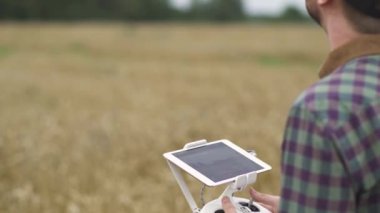 Tarım endüstrisi, çiftçi çavdar tarlasında dikilirken kuadkopteri kontrol eder, ekolojist çavdarın büyümesini ve olgunlaşmasını analiz eder..
