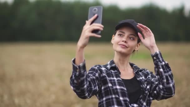 Campagne Jolie Agricultrice Debout Dans Champ Seigle Prend Des Photos — Video