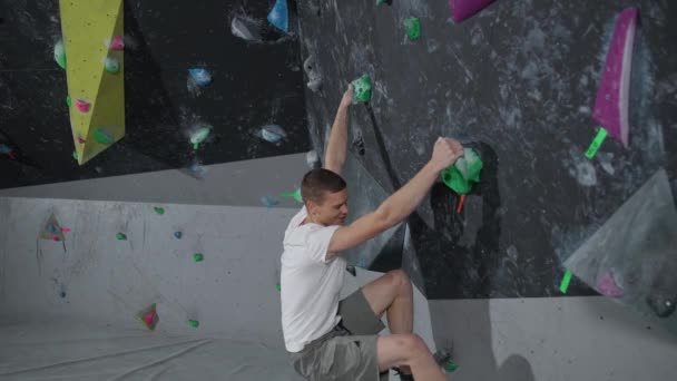 Ręczne Sportowe Szkolenie Wspinaczy Ściance Wspinaczkowej Ćwiczenie Wspinaczki Wspinaczki — Wideo stockowe