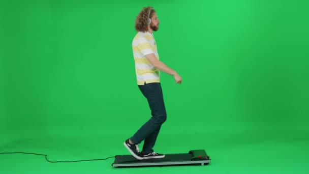 Прохожий Ходит Зеленом Фоне Танцует Человек Наслаждается Прогулкой Беговой Дорожке — стоковое видео