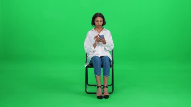 Elégante Femme Peau Foncée Dans Une Chemise Blanche Assise Sur — Video