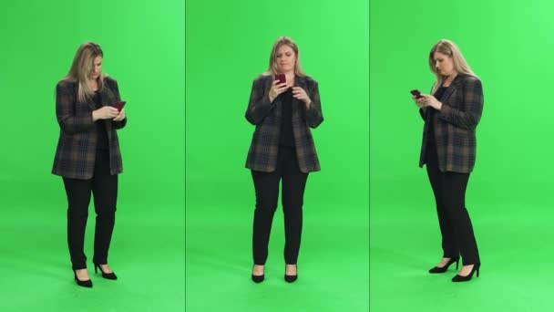 女性は外出先でスマートフォンを使用しています 緑の背景のマネージャー オンラインで購入を行います 染色体テンプレート ビデオコラージュ — ストック動画