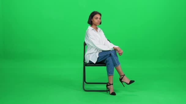 Beyaz Gömlekli Güzel Koyu Tenli Bir Kadın Bir Ofis Sandalyesinde — Stok video