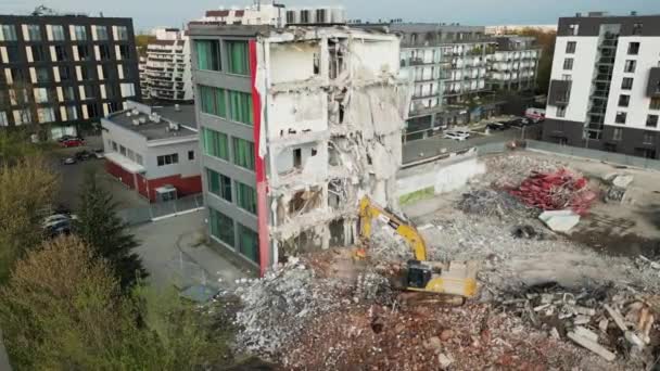 ポーランド ヴロツワフ 2023年4月17日 空中視界 住宅地の建物の取り壊し 産業機器の助けを借りて瓦礫の解体 高さからの眺め — ストック動画