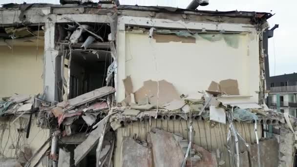 Demolição Edifício Uma Área Residencial Desmontagem Escombros Com Ajuda Equipamentos — Vídeo de Stock