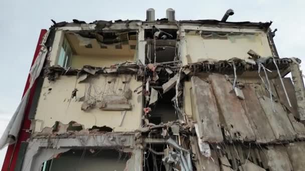 Demolizione Dura Edificio Una Zona Residenziale Smantellamento Macerie Con Aiuto — Video Stock