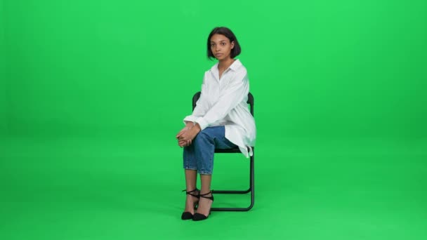 Mulher Pele Muito Escura Uma Camisa Branca Sentada Uma Cadeira — Vídeo de Stock