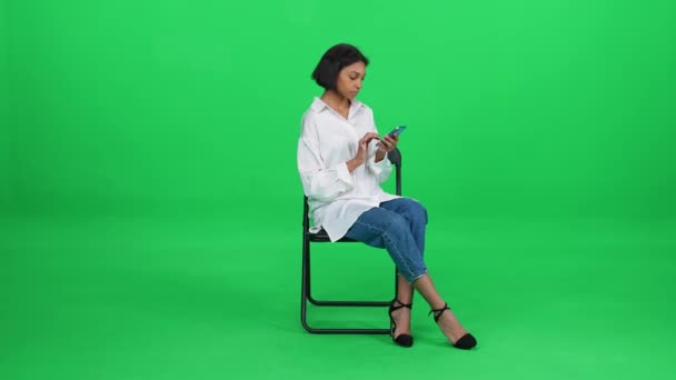 Mörkhyad Kvinna Vit Skjorta Sitter Kontorsstol Och Använder Smartphone Grön — Stockvideo