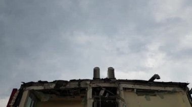 Havadan görüş, konut alanındaki bir ofis binasının tahrip edilmesi, endüstriyel ekipman, yükseklikten görüntü.