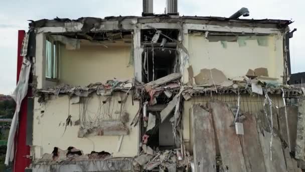 Egy Lakóövezet Épületének Súlyos Lerombolása Romok Megsemmisítése Ipari Berendezések Segítségével — Stock videók