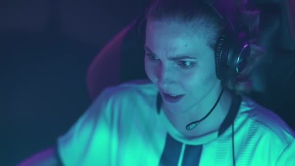 Πορτρέτο Ενός Συναισθηματικού Θηλυκού Gamer Στα Ακουστικά Παίζει Ένα Βιντεοπαιχνίδι — Αρχείο Βίντεο