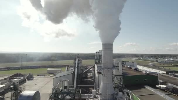 大きい木製加工工場 高さからの鋼管およびタンクの眺め 植物の産業構造 管から来る煙 — ストック動画