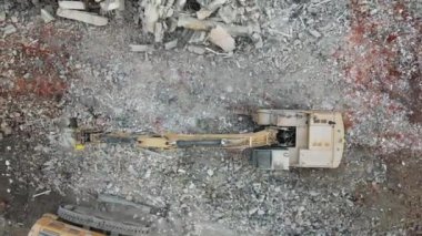 Polonya, Wroclaw - 17 Nisan 2023: Konut alanındaki bir binanın tahrip edilmesi, endüstriyel ekipmanların yardımıyla molozların kaldırılması, yükseklikten görüş.