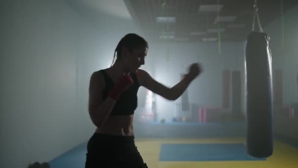 Mujer Caucásica Combate Entrena Sus Golpes Defensa Gimnasio Boxeo Iluminación — Vídeo de stock