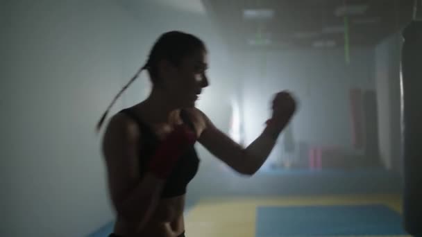 Mujer Caucásica Combate Entrena Sus Golpes Defensa Gimnasio Boxeo Iluminación — Vídeos de Stock