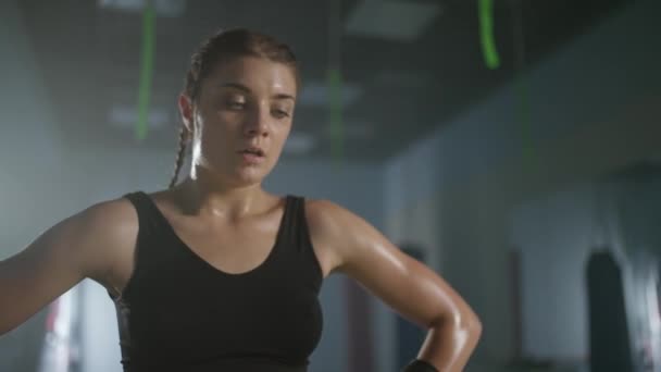 피곤한 전투기의 초상화 여성은 체육관에서 열심히 슬로우 — 비디오