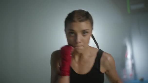 Ženská Síla Mladá Bojovnice Trénuje Jeho Údery Trénink Boxerské Tělocvičně — Stock video