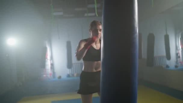Kvinnelig Fighter Slår Sparker Punching Bag Trener Sine Slag Treningsdag – stockvideo