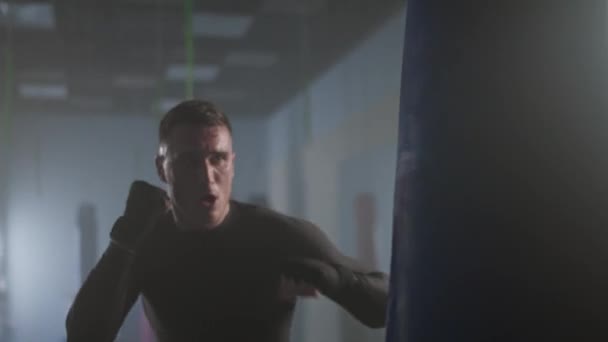 Profesionální Bojovník Trénuje Své Údery Obranu Boxerské Tělocvičně Muž Boxer — Stock video