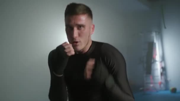 Combatiente Profesional Mano Entrena Sus Golpes Defensa Gimnasio Boxeo Boxeador — Vídeos de Stock