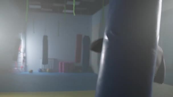 Agresivní Bojovník Trénuje Své Údery Obranu Boxerské Tělocvičně Muž Boxer — Stock video