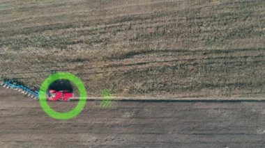 Kırsal ve tarım, tahıl ekimi, GPS sistemi, HUD, tarım traktörleri toprağı tarıyor, hareket grafikleri yükseklikten görünüyor.