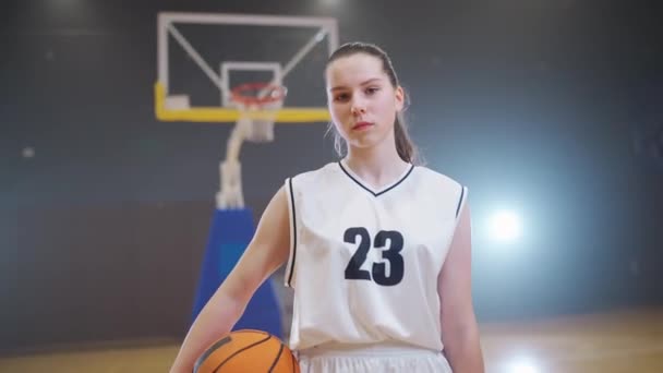 ハンドヘルド 若い女性バスケットボール選手の肖像画 彼女の手にボールを保持し カメラを見て バスケットボール選手権 深刻な外観 女性の力 — ストック動画