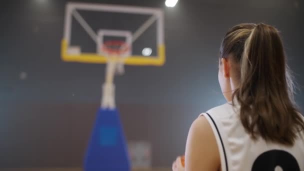 Juego Entrenamiento Baloncesto Joven Jugadora Lanza Con Éxito Una Pelota — Vídeo de stock