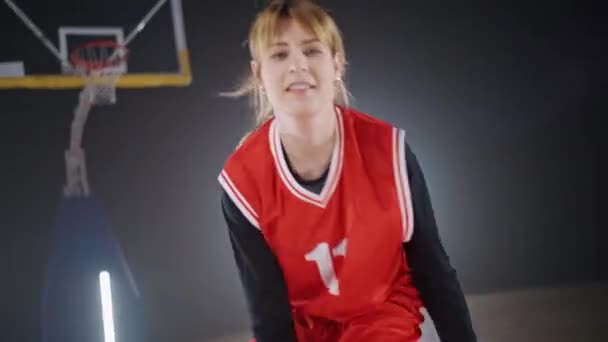 Porträt Einer Fröhlichen Sportlichen Frau Basketballerin Schlägt Den Ball Vom — Stockvideo