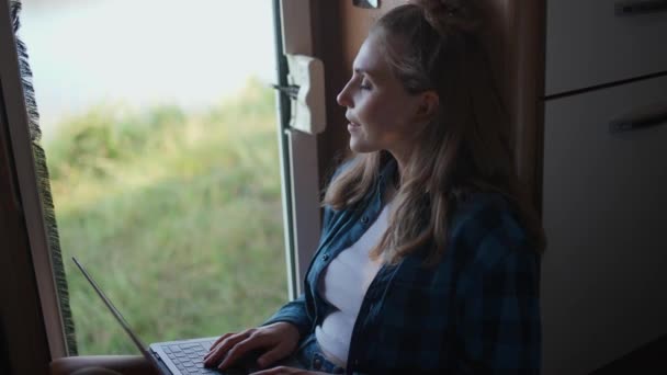 Femme Pigiste Travaillant Sur Ordinateur Portable Assis Dans Une Voiture — Video