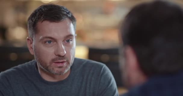 Encontro Negócios Homens Adultos Conversando Durante Uma Reunião Restaurante Retrato — Vídeo de Stock