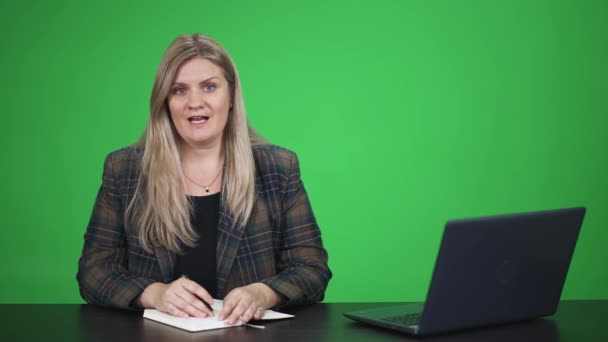 Live Broadcast Woman Suit Looks Camera Speaks Green Background Blogger — Stock Video