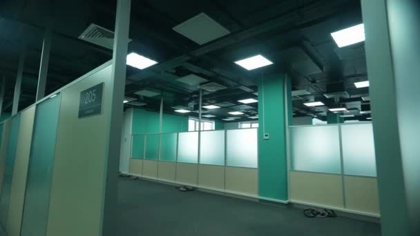 空のオフィスの内部 暗いオフィススペースの内部 高層ビルの内部のオフィスを歩くこと 背景テンプレート — ストック動画