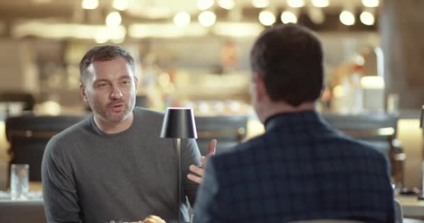 Encontro Negócios Homens Adultos Conversando Durante Uma Reunião Restaurante Retrato — Vídeo de Stock