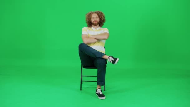 Hombre Enfocado Sentado Una Silla Esperando Hombre Con Peinado Afro — Vídeos de Stock