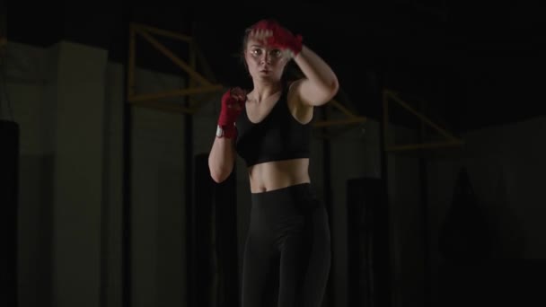 Mulher Lutadora Treina Seus Chutes Treinando Ginásio Boxe Jovem Olha — Vídeo de Stock