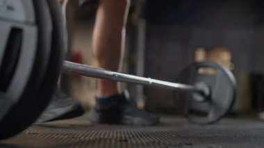 El bilgisayarı, anonim atletik adam halter kaldırmaya hazırlanıyor. Spor salonunda ağırlık çalışması, düşük açılı bakış açısı..