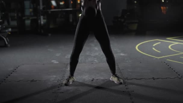 Donna Atletica Caucasica Esegue Esercizi Con Kettlebells Solleva Pesi Allenamento — Video Stock