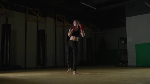 Mulher Lutadora Treina Seus Chutes Treinando Ginásio Boxe Jovem Olha — Vídeo de Stock