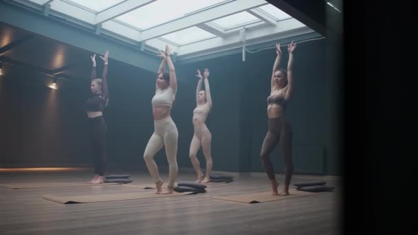 Grupp Kvinnor Som Gör Yoga Mörk Studio Rum Flexibla Kvinnor — Stockvideo