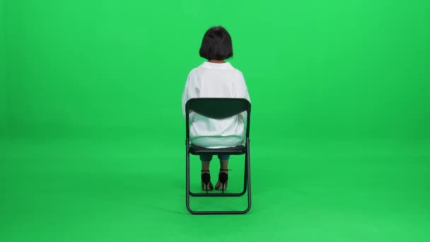 Elegantní Žena Tmavé Pleti Bílé Košili Sedí Kancelářské Židli Zelené — Stock video