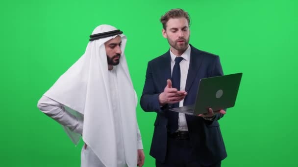 スーツのビジネスマンはラップトップを使用し ホワイトカンデラでアラブのビジネスパートナーと通信し プロジェクトのための投資を議論します クロマキーテンプレート — ストック動画