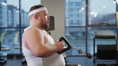 Yağ yakan, kilolu adam kürek çekme makinesinde taş kaldıran, blok aleti ve spor aletleri eğitimi alan.
