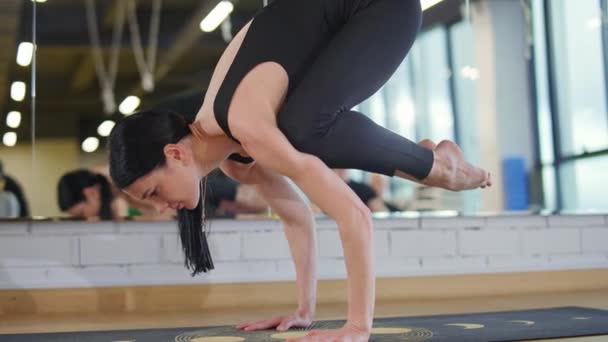 Coach Femme Faisant Yoga Dans Une Salle Fitness Femme Effectue — Video