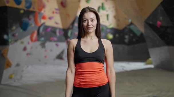 Retrato Uma Alpinista Olhando Para Câmera Uma Jovem Mulher Esportiva — Vídeo de Stock