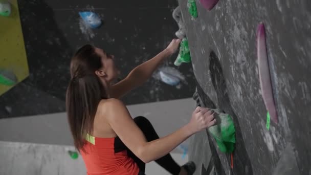 Wspinanie Się Młoda Kobieta Profesjonalny Trening Wspinaczkowy Ścianie Wspinaczkowej Młoda — Wideo stockowe