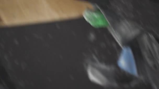 Pro Klimmer Training Een Klimwand Maakt Een Sprong Het Beoefenen — Stockvideo