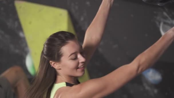 Tırmanma Duvarında Profesyonel Tırmanış Eğitimi Alan Genç Bir Kadın Kaya — Stok video